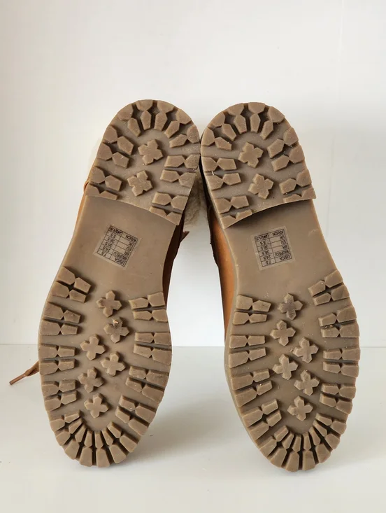 ✨ Forever 21 Faux Leather & Shearling Tan Lace Up Boots - Picture 5 of 8